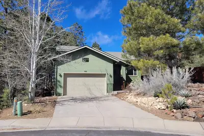 Image de Cozy Family retreat with large fenced backyard, Pet-Friendly, and Central Air! ! !