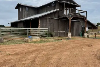 Image de Two Bedroom/Kichenette Barndominium in Texas Hill Country