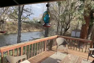 Image de Cozy creekside home with deck, 15 min to airport, shopping, 1 hr to Crater Lk. \n