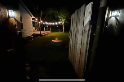 Image de Quiet neighborhood, relaxing wrap around deck with fire pit. Short walk to town.