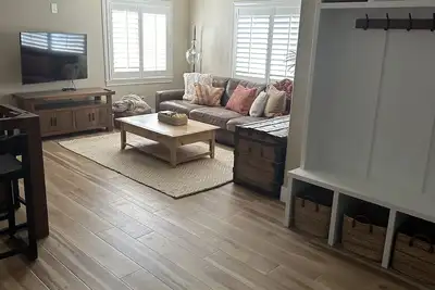 Image de Sunny Suite! New Basement Retreat: Cozy & Spacious with Full Kitchen