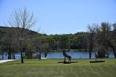 Image de Tranquil Lakefront Retreat: 1br Cabin with Covered Patio & Private Dock