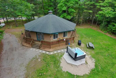 Image de The Octagon & Apt - Hot tub, Game room, 1. 8 miles to Lake Michigan beach