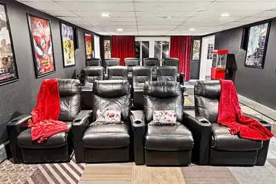 Image de 4200sf:Theater*Hot Tub*Pinball*FirePit*3 King Beds