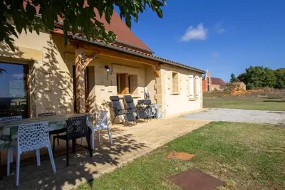 Maison indépendante avec grand jardin, proche Sarlat, équipée et confortable
