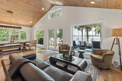 Image de Lake front home on Lake Oconee with private dock, hot tub and firepit