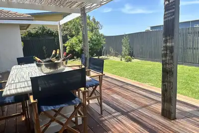 Image de Newly renovated delight, a beautiful outlook & walking distance to all amenities