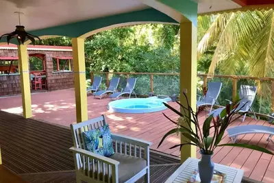 Image de Villa aux couleurs Créoles au sein d'un jardin tropical.