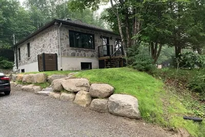 Image de Vieux-Village de Tremblant, face au parc d'attractions et patinoire couverte.
