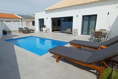Image de Villa Blue mango, calme, confort&piscine privée à 950m des plages! sur Sagres