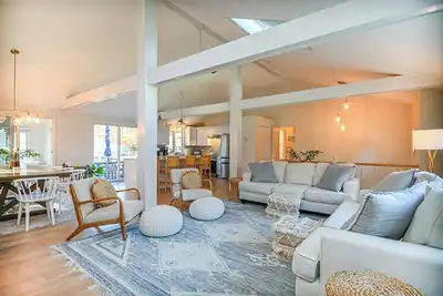 Image de Exceptional 6br Coastal Retreat, 8-Minute Walk to Moody Beach