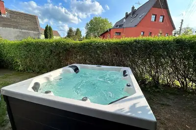 Image de Joli appartement pour 6 personnes avec bain à remous, Wifi, Tv, patio et animaux admis