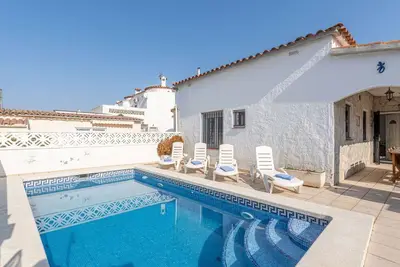 Image de Belle maison de vacances pour 8 personnes avec piscine privée, Wifi, climatisation, Tv et patio