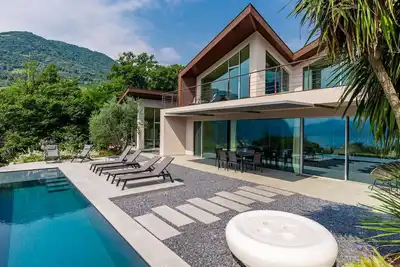Image de Belle maison de vacances privée avec bain à remous, Wifi, piscine privée, Tv, patio et parking