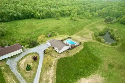 Image de 40 Acre Vacation rental Cottage with swimming pool in Niagara