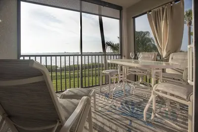 Image de Breathtaking view from the 2nd floor to the Manatee River!
