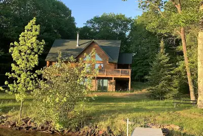 Image de Beautiful Log Lake Home with Loft