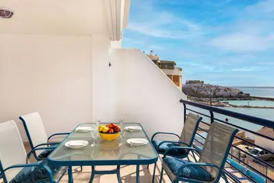 Joli appartement pour 4 personnes avec Wifi, piscine, climatisation, Tv, terrasse et parking