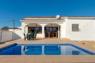 Image de Belle maison de vacances privée avec Wifi, piscine privée, Tv, patio et animaux admis