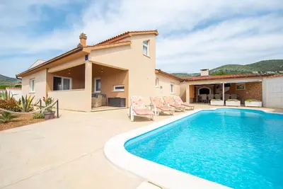 Image de Maison de vacances privée avec climatisation, Wifi, bain à remous, piscine privée, Tv, terrasse