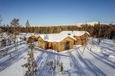 Image de A beautiful mountain house with many beds.