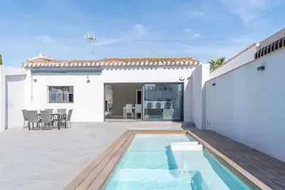 Image de Maison de vacances privée avec piscine privée, climatisation, Wifi, Tv, terrasse, animaux admis