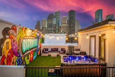 Image de Rooftop Haven: Houston Dream Stay