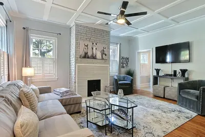 Image de Remodeled 1810 Townhouse on Greene Square with a Patio