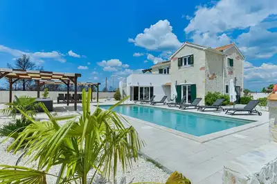 Image de Maison de vacances privée avec Wifi, bain à remous, piscine privée, climatisation, Tv, patio