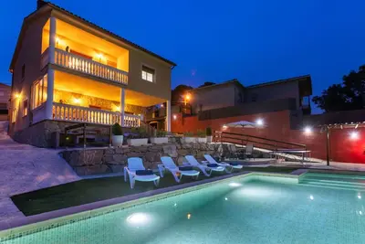 Image de Maison de vacances privée avec piscine privée, Wifi, Tv, patio, animaux admis, parking