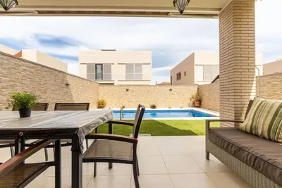 Belle maison de vacances privée avec climatisation, Wifi, piscine privée, Tv, patio, parking