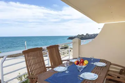 Agréable appartement pour 4 personnes avec Wifi, piscine, Tv, terrasse et parking