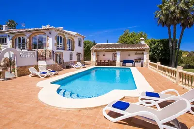 Belle maison de vacances privée avec Wifi, climatisation, piscine privée, Tv, patio, parking