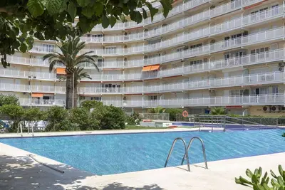 Joli appartement pour 6 personnes avec piscine, Wifi, Tv, terrasse, animaux admis et parking