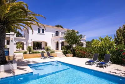 Belle maison de vacances privée avec piscine privée, climatisation, Wifi, Tv, patio et parking
