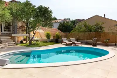 Image de Maison de vacances privée avec piscine privée, climatisation, Wifi, Tv, terrasse, animaux admis