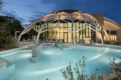 Image de Appartement avec climatisation, Wifi, piscine, bain à remous, Tv, terrasse