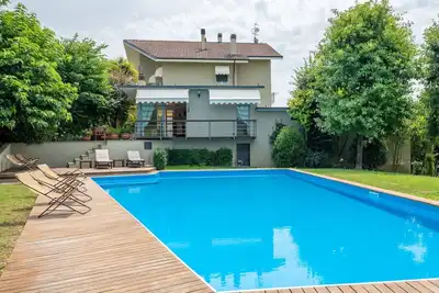 Image de Appartement avec piscine privée, climatisation, Wifi, Tv, terrasse, animaux admis, parking