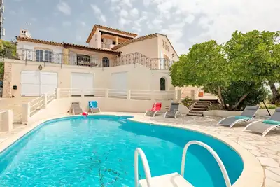 Image de Belle maison de vacances privée pour 6 personnes avec piscine privée, Wifi, Tv et terrasse