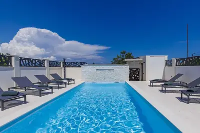 Image de Maison de vacances avec bain à remous, piscine privée, climatisation, Wifi, Tv, terrasse