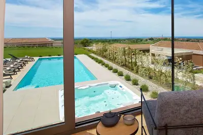 Image de Maison de vacances privée avec piscine privée, climatisation, Wifi, bain à remous, Tv, terrasse