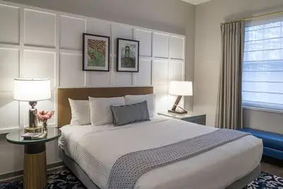 Image de Portland Charm: Cultural District Gem with Comfy Units & Fitness Center