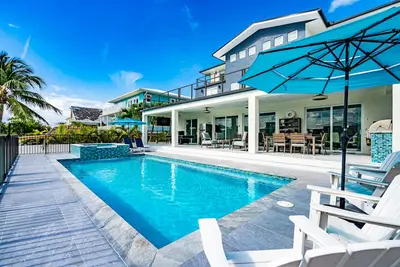 Image de Welcome to Paradise Villa: A luxury home in Sombrero Beach, Florida Keys.