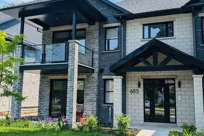 Image de Newly built condo, with excellent natural light, 20 minutes from the airport.