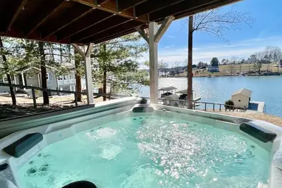 Image de Barefoot Retreat, Private Lakefront w/ Boat, Jetskis, Spa & Fire Pit!