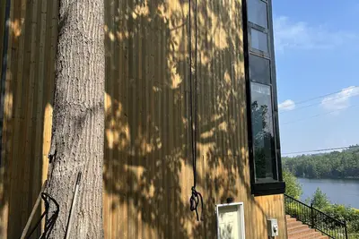 Image de Modern Glass Cottage facing Lake with Hot tub