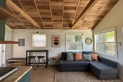 Light-filled Cedar Guesthouse with hot tub and private backyard