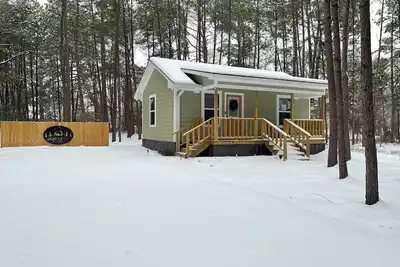Image de New Tiny House -Whispering Pines on a quiet country road
