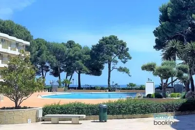 Loft international, climatisé avec piscine et plage.