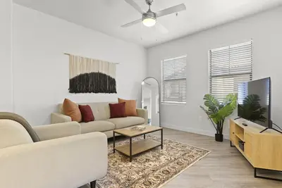 Image de CozySuites Glendale by the stadium with pool! 16